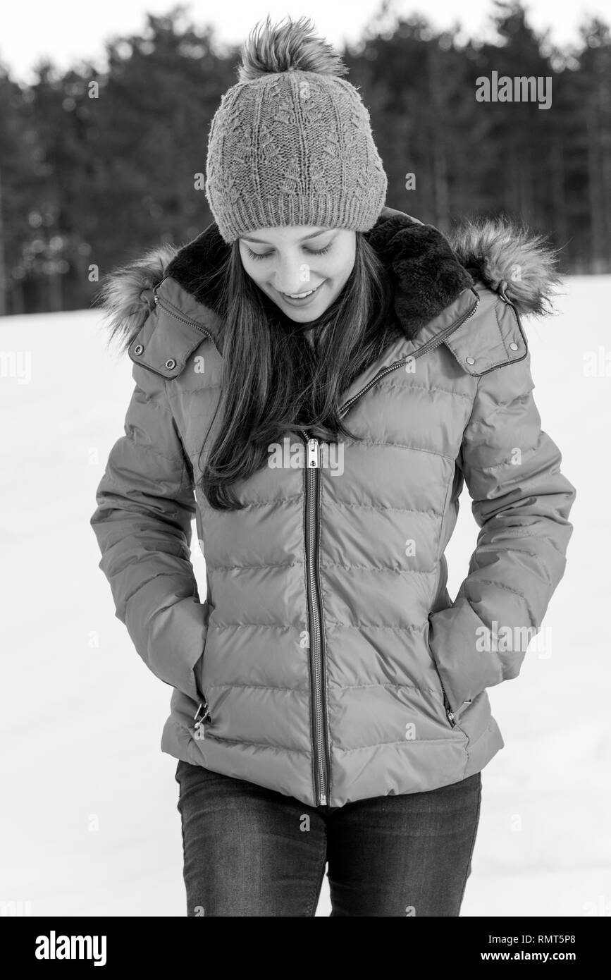 Belle et jeune fille souriante sur la neige Banque D'Images