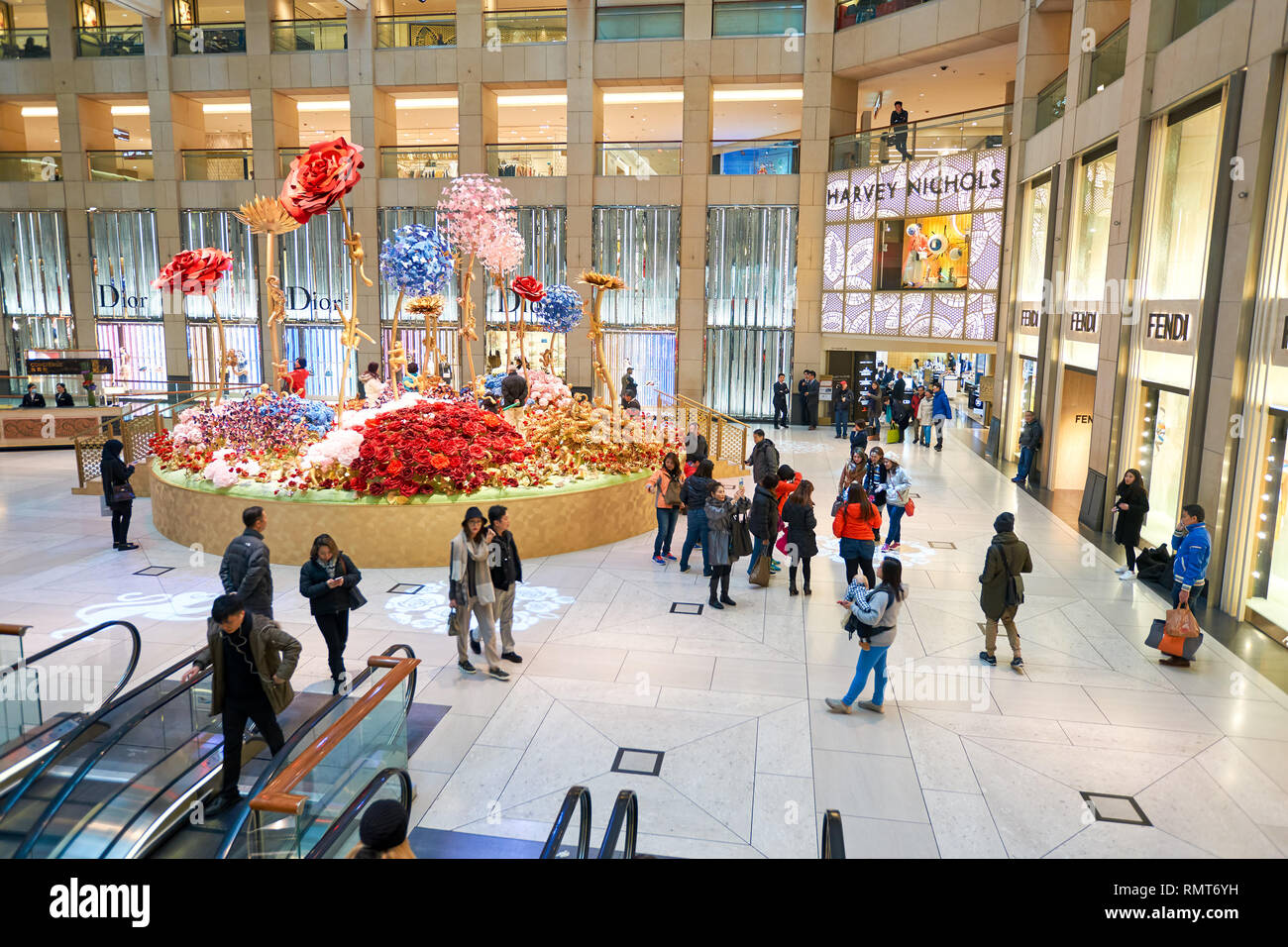 HONG KONG - CIRCA JANVIER 2016 : l'atrium du point de repère. Le monument est un bureau de développement commercial et de la propriété de terres au centre de Hongkong, député Banque D'Images