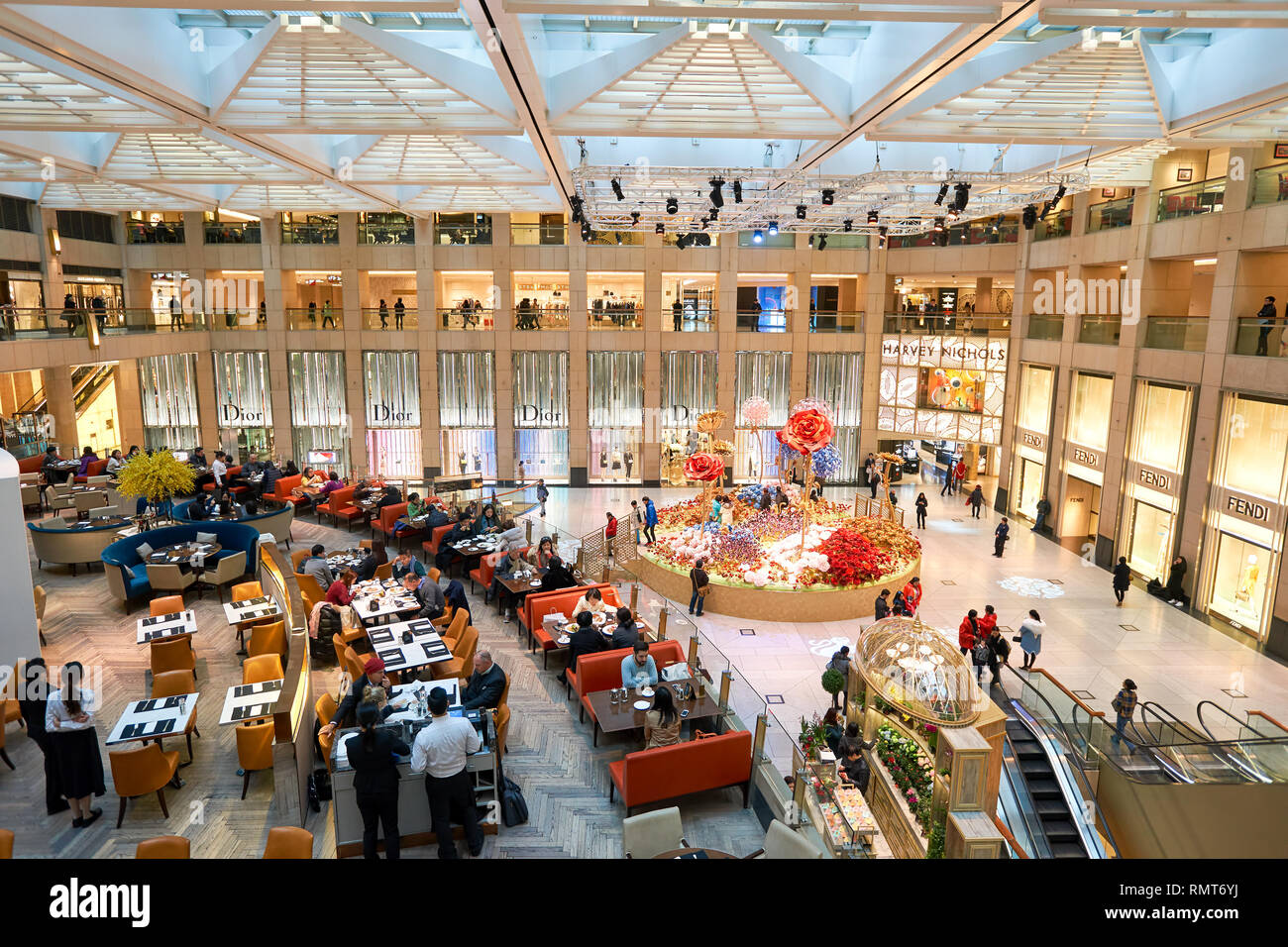 HONG KONG - CIRCA JANVIER 2016 : l'atrium du point de repère. Le monument est un bureau de développement commercial et de la propriété de terres au centre de Hongkong, député Banque D'Images