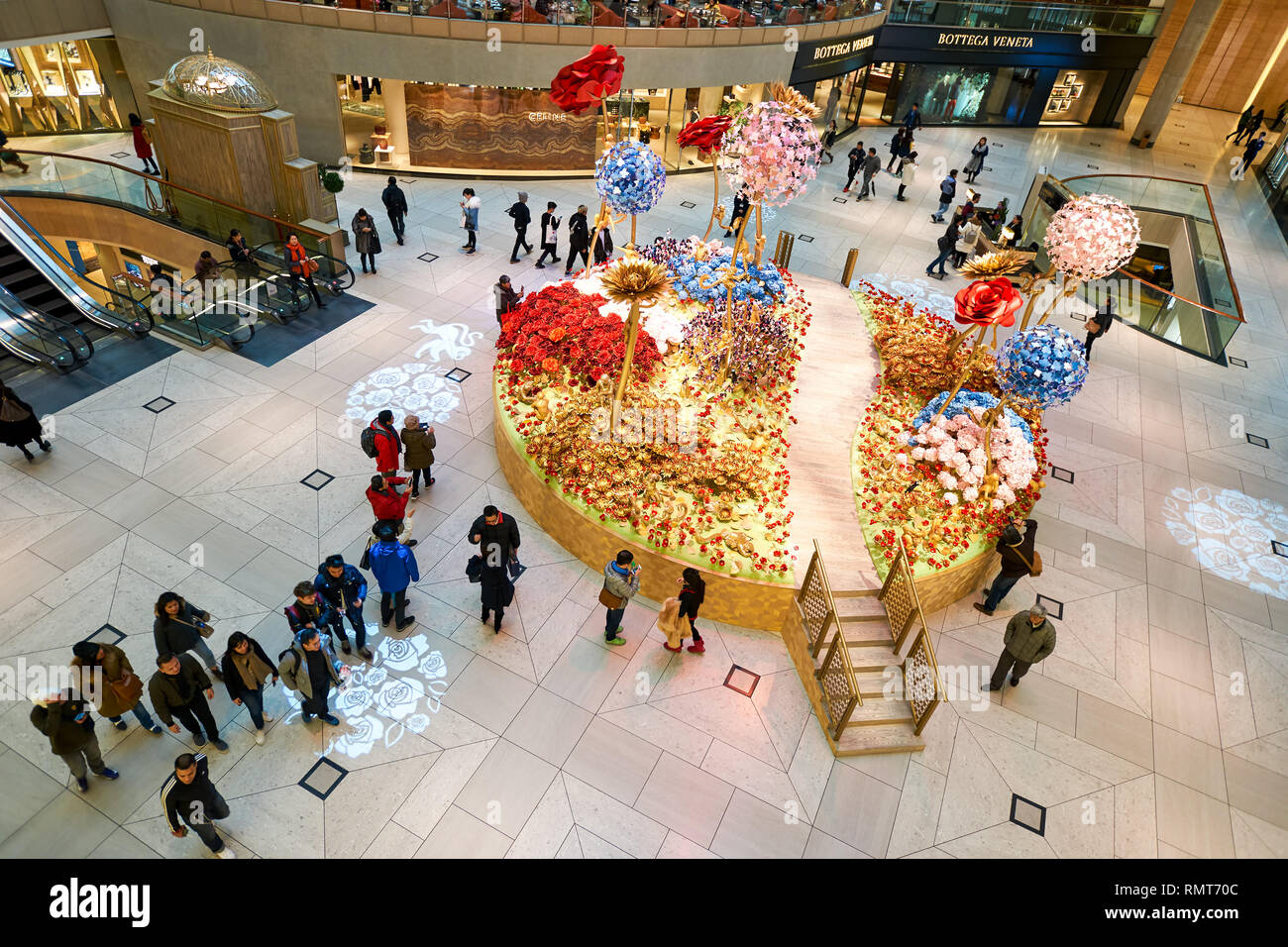 HONG KONG - CIRCA JANVIER 2016 : l'atrium du point de repère. Le monument est un bureau de développement commercial et de la propriété de terres au centre de Hongkong, député Banque D'Images