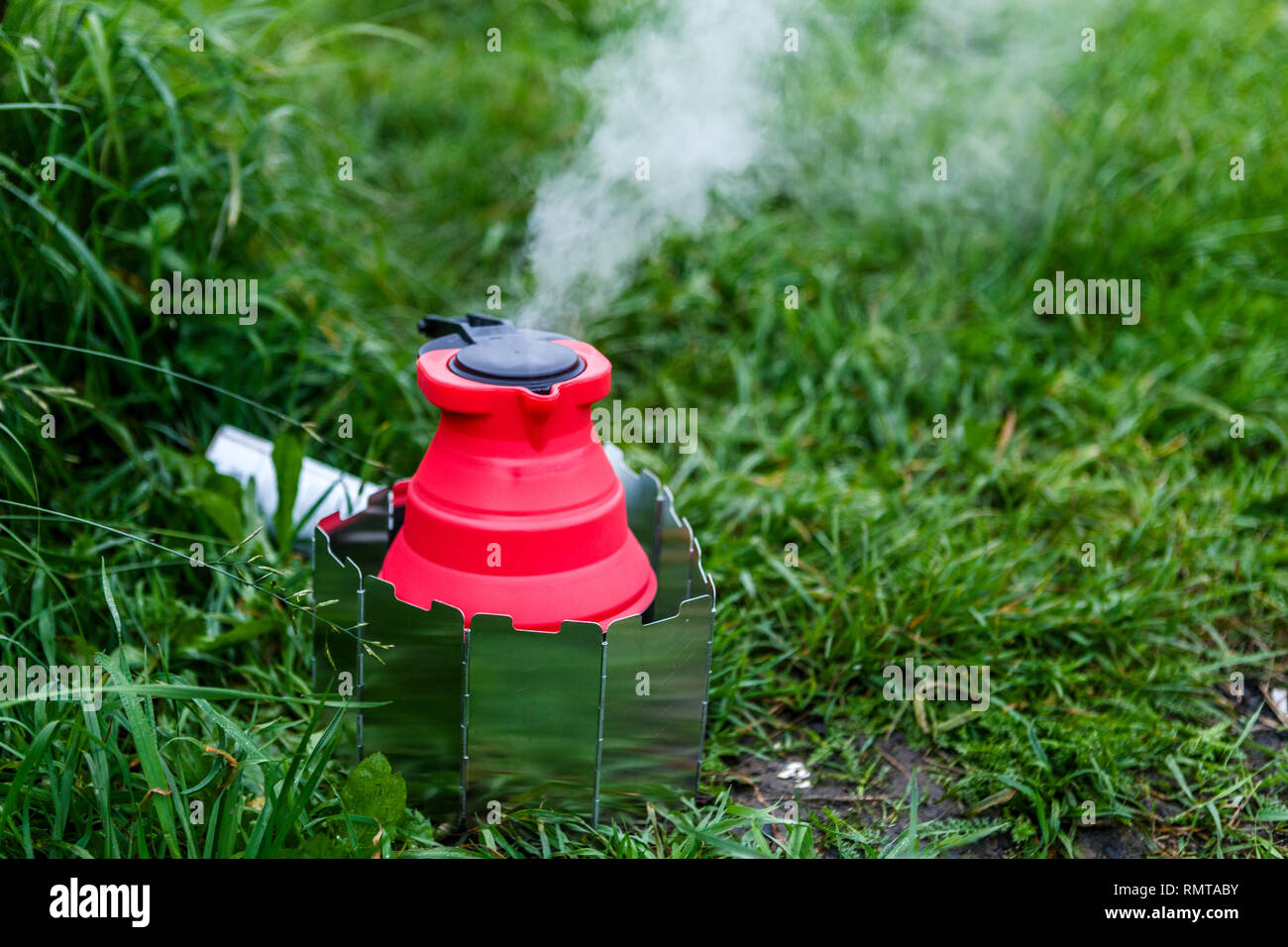 Fodable camping électrique avec de l'eau bouillante sur les repas. Banque D'Images