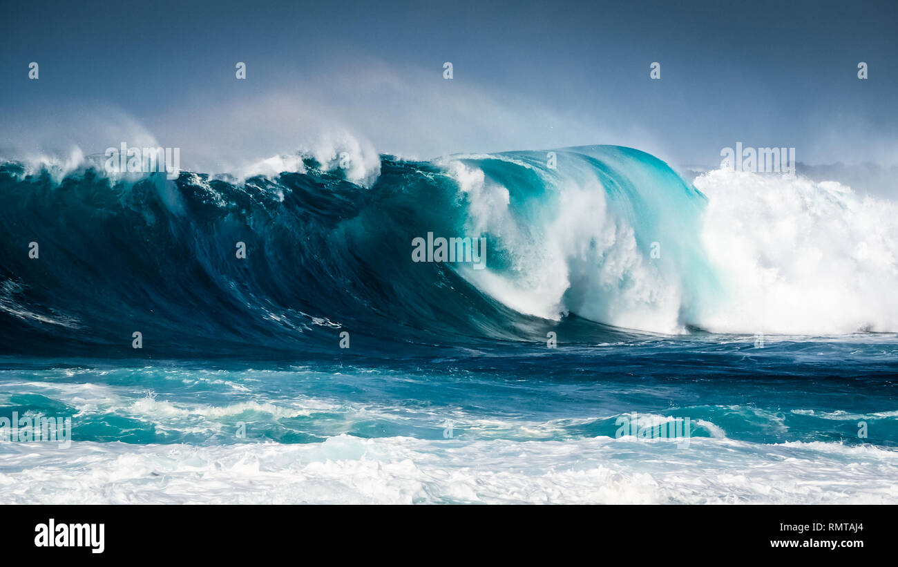 Vagues se brisant sur la côte de Lanzarote, La Santa. Île des Canaries Banque D'Images