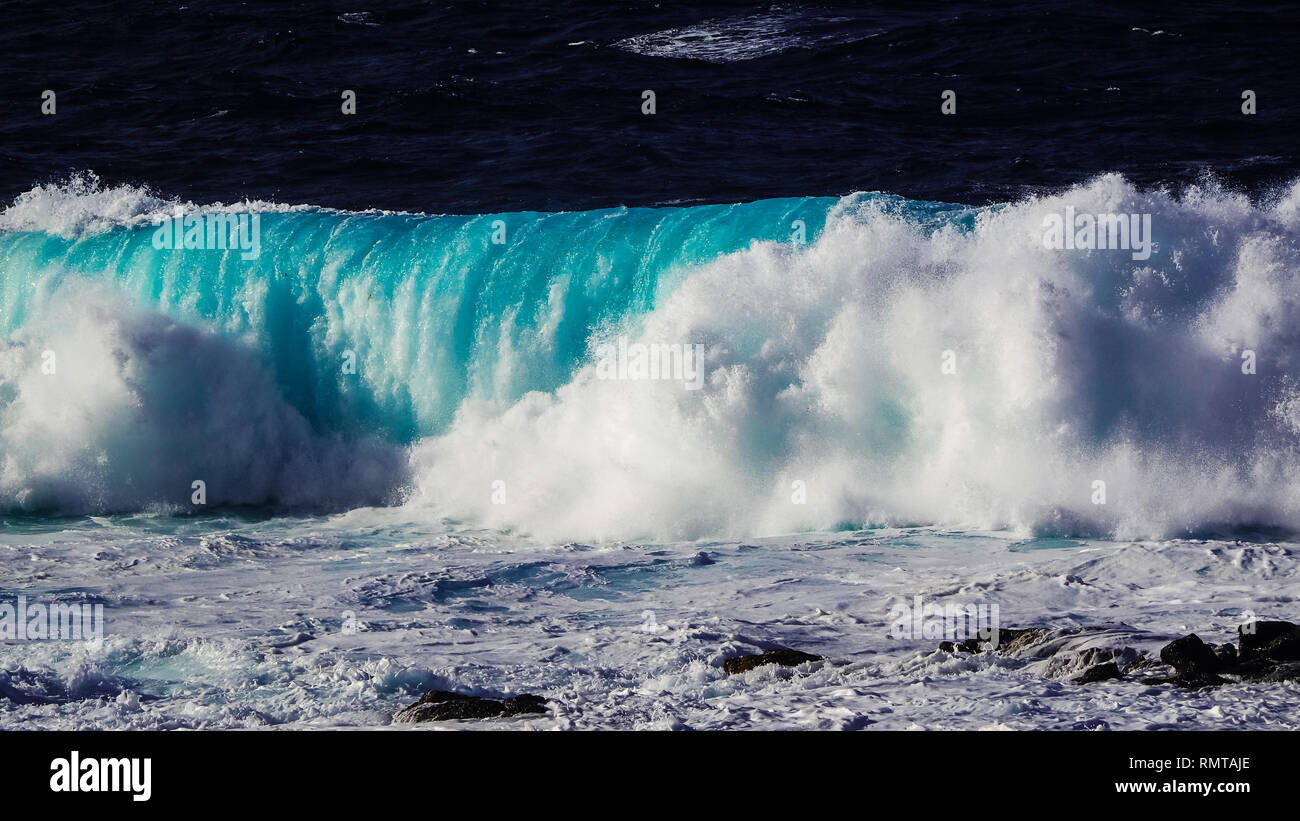 Vagues se brisant sur la côte de Lanzarote, La Santa. Île des Canaries Banque D'Images
