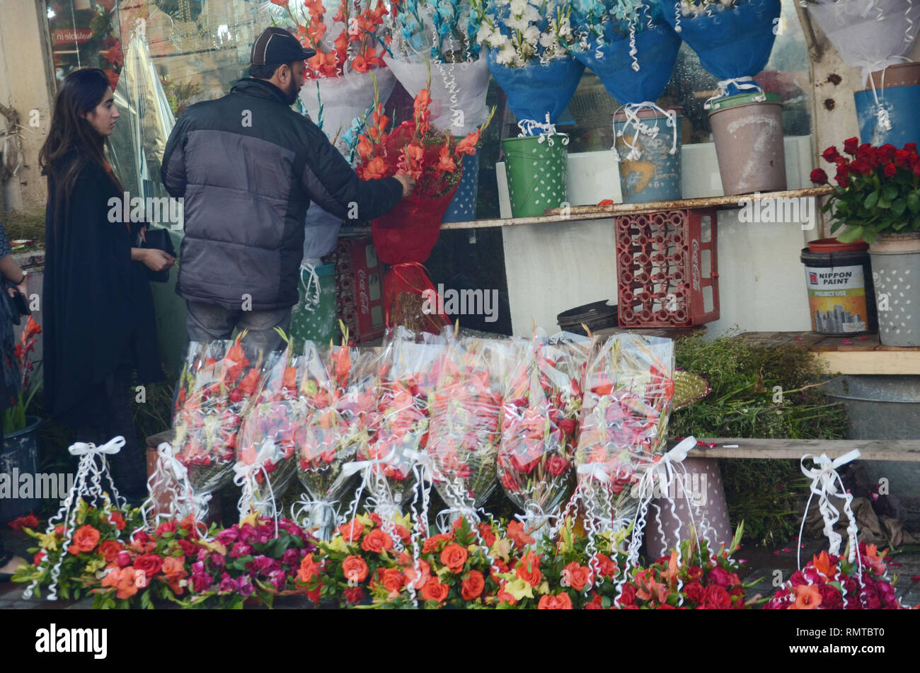 Un Paki Avec Un Bouquet De Rose Les personnes achetant pakistanais des roses fraîches bouquets de fleurs et  de guirlandes pour les proches d'un grand ensemble de fleurs Liberty vente  marché comme l'augmentation de la demande de fleurs à
