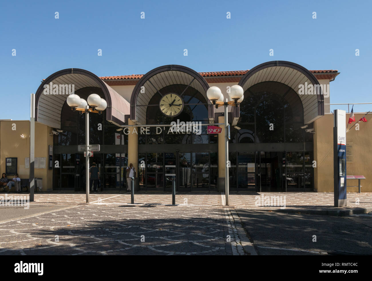 La gare la plus moderne de l'édifice est le principal centre de transport de la ville provinciale de Arles dans le sud de la France. Banque D'Images