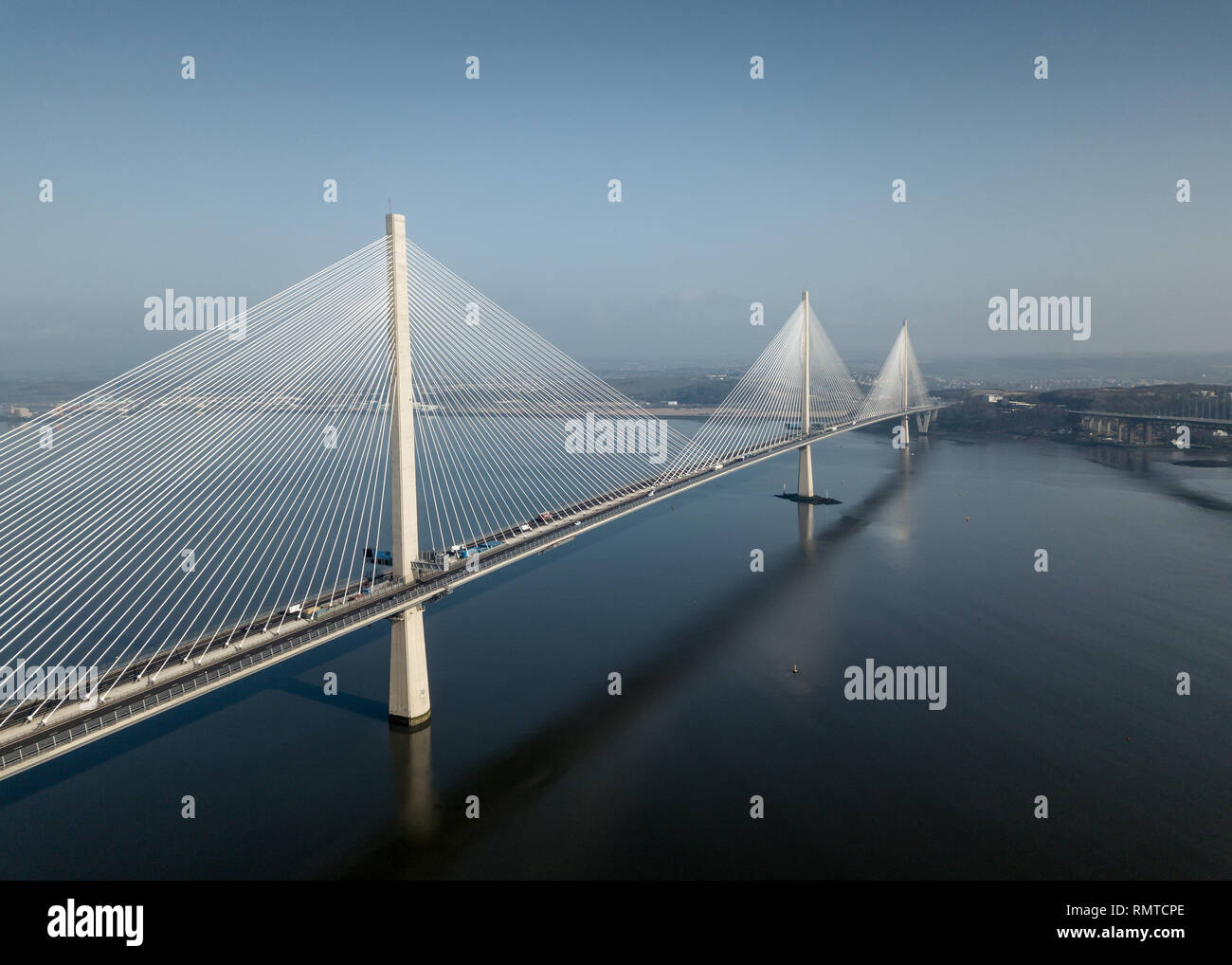 Vue aérienne de la nouvelle Queensferry Crossing road pont enjambant le Firth of Forth et le long d'une journée calme, Queensferry, Ecosse Banque D'Images