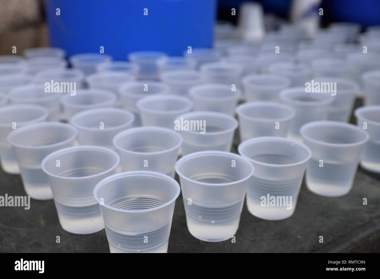 De l'eau plastique Disposeable tasses sur la table pour boire à une course sur route. Recyclage plastique Banque D'Images