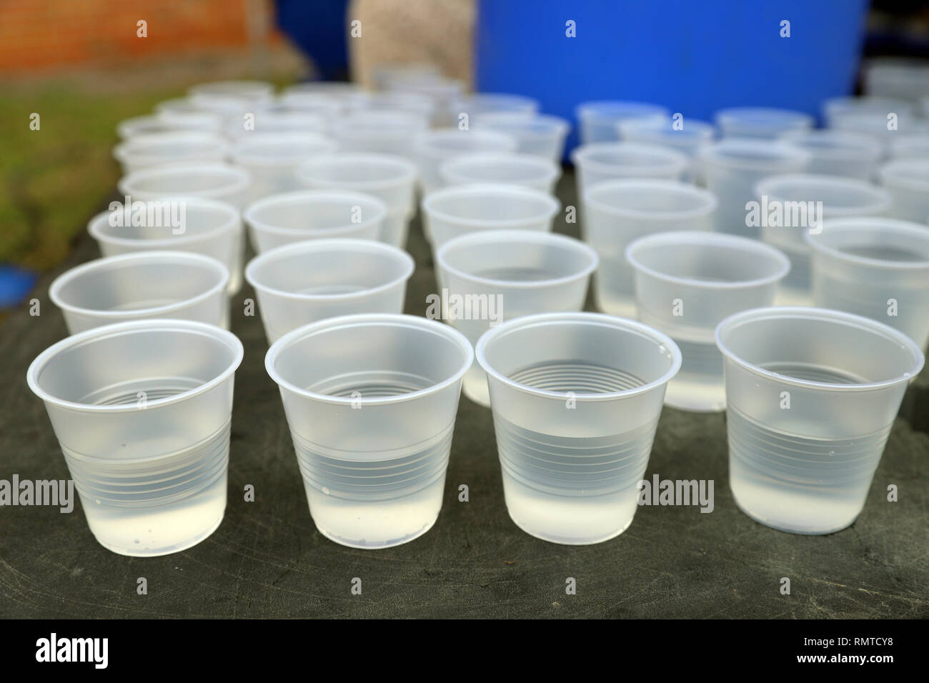 De l'eau plastique Disposeable tasses sur la table pour boire à une course sur route. Recyclage plastique Banque D'Images