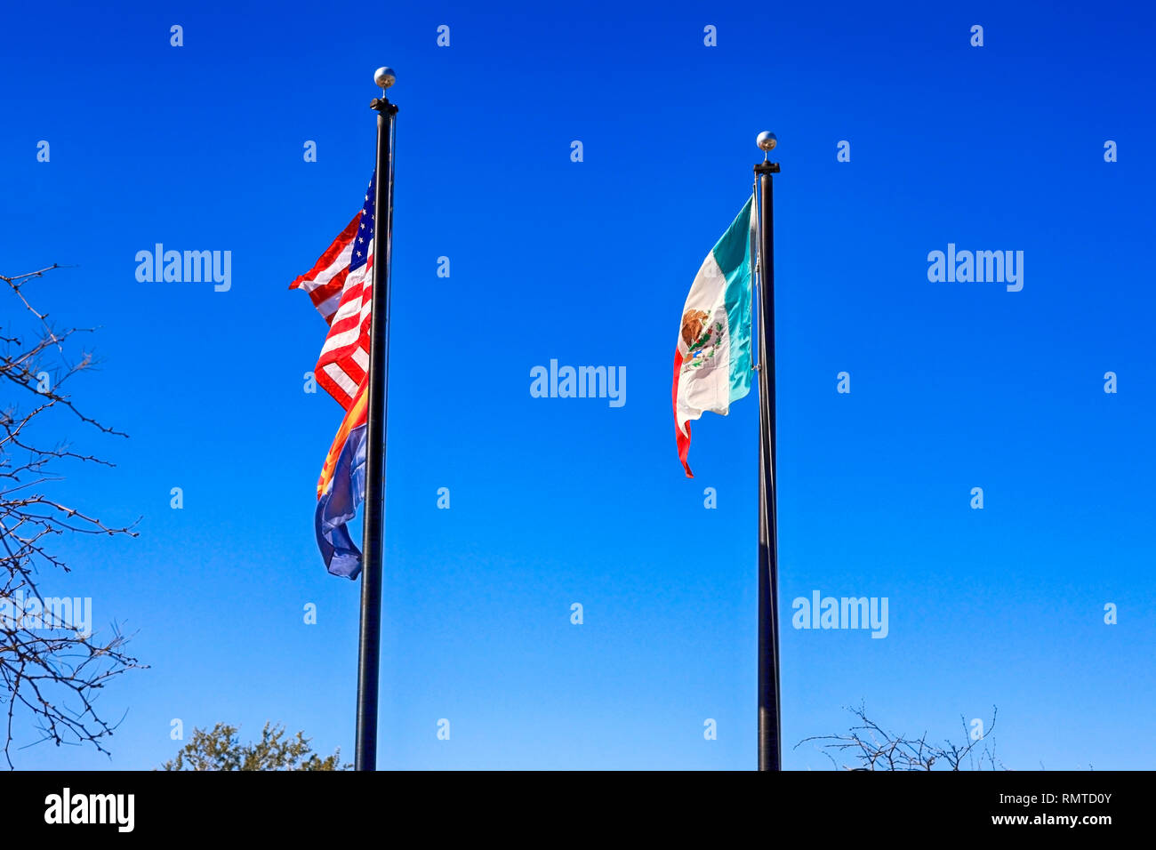 Des drapeaux américains et mexicains à l'Arizona Frontière entre les deux pays Banque D'Images