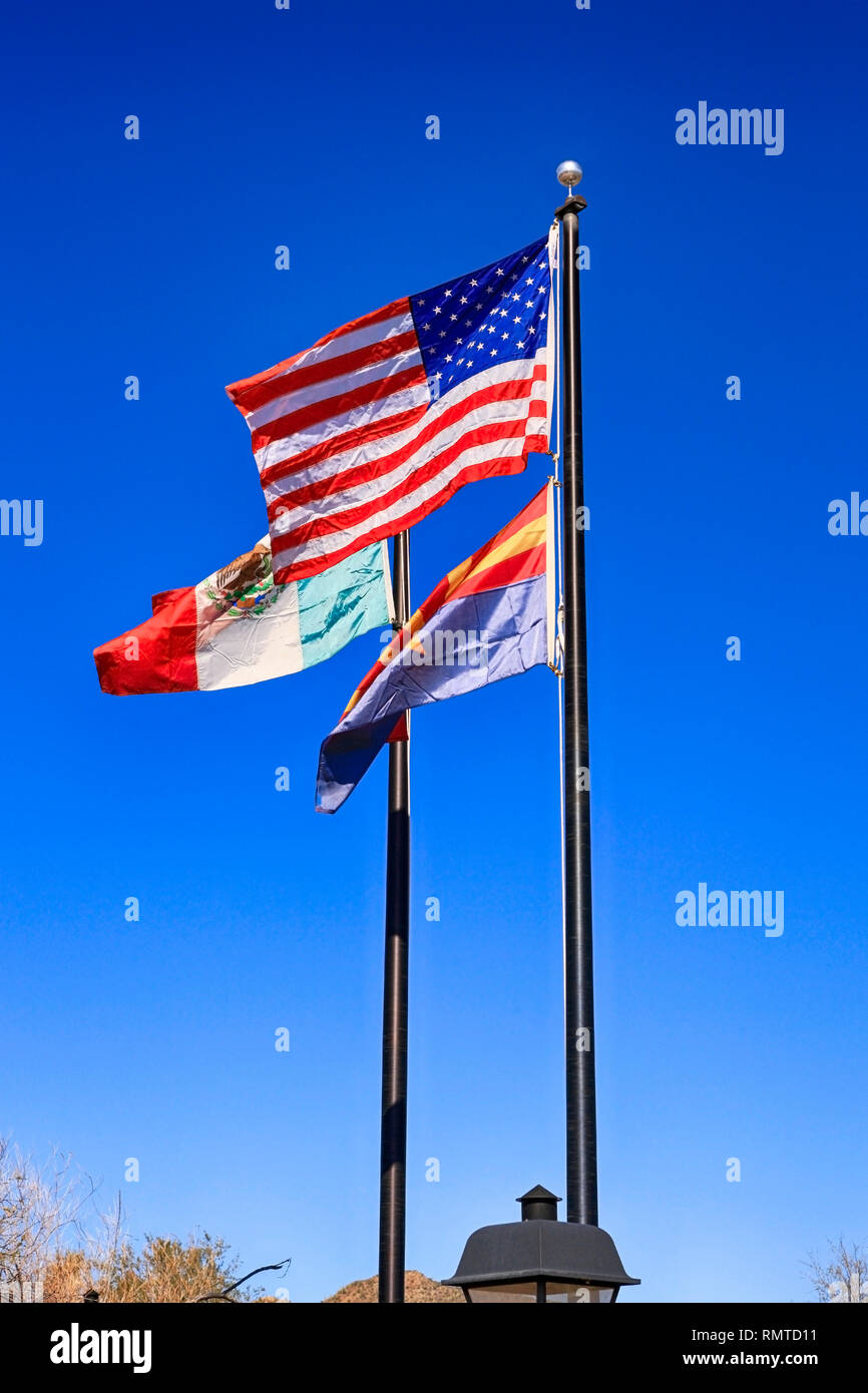 L'Amérique, du Mexique et d'Arizona Drapeaux d'État à la frontière entre les deux pays Banque D'Images