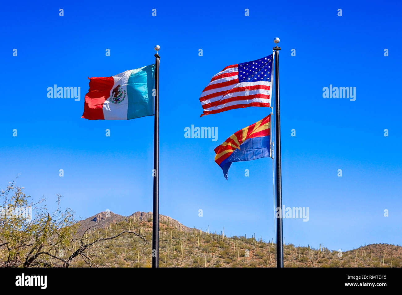 L'Amérique, du Mexique et d'Arizona Drapeaux d'État à la frontière entre les deux pays Banque D'Images