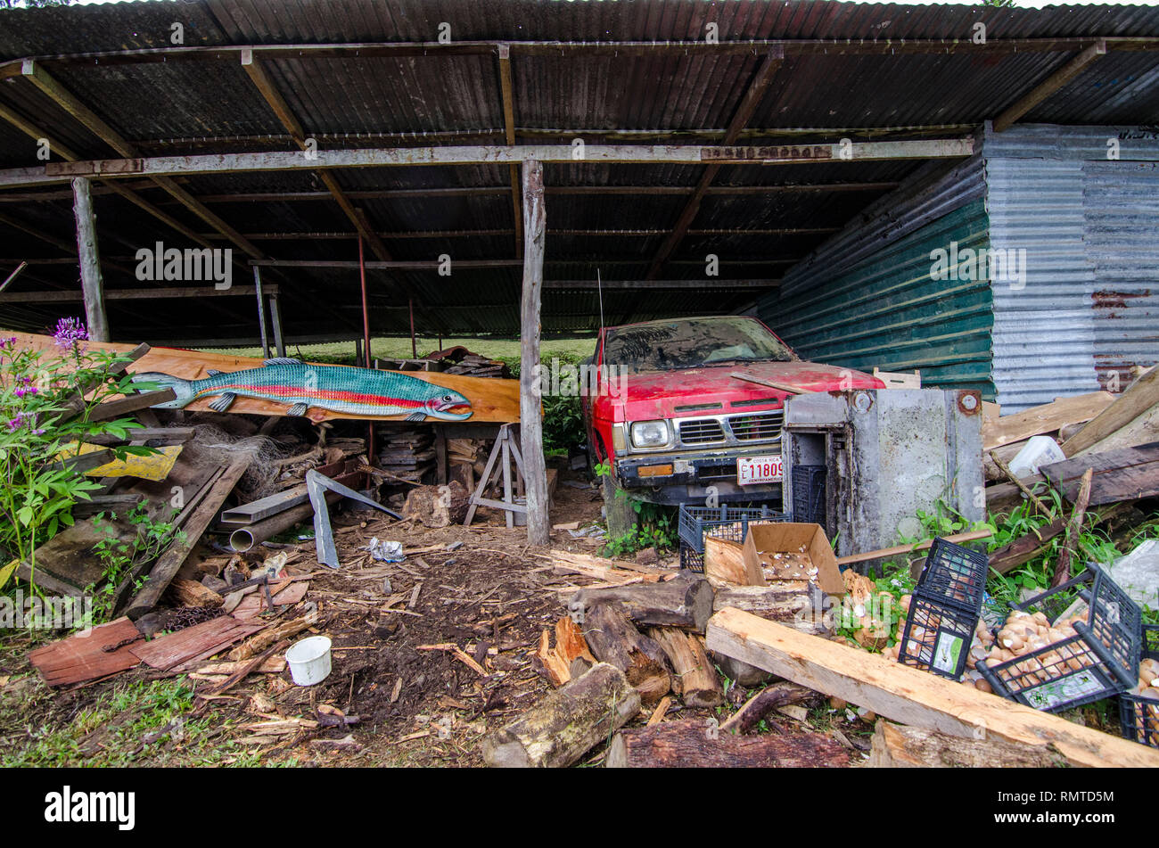 'La vierge, le Costa Rica' ; Mai 2015 : photo d'illustration pour l'éditorial du vieux et délabrés Subaru voiture Brumby en structure métallique qu'un garage. Banque D'Images