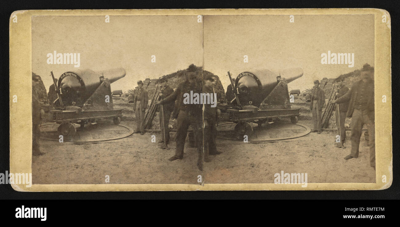 Groupe de soldats de l'Union et Parrot Rifle, Batterie Chatfield, Morris Island, Caroline du Sud, USA, Samuel A. Cooley, carte stéréo, 1865 Banque D'Images