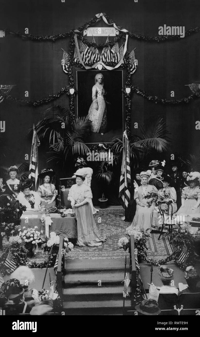 Les femmes sur scène à Filles de la Révolution américaine, Washington DC, USA, Frances Benjamin Johnston, 1908 Banque D'Images