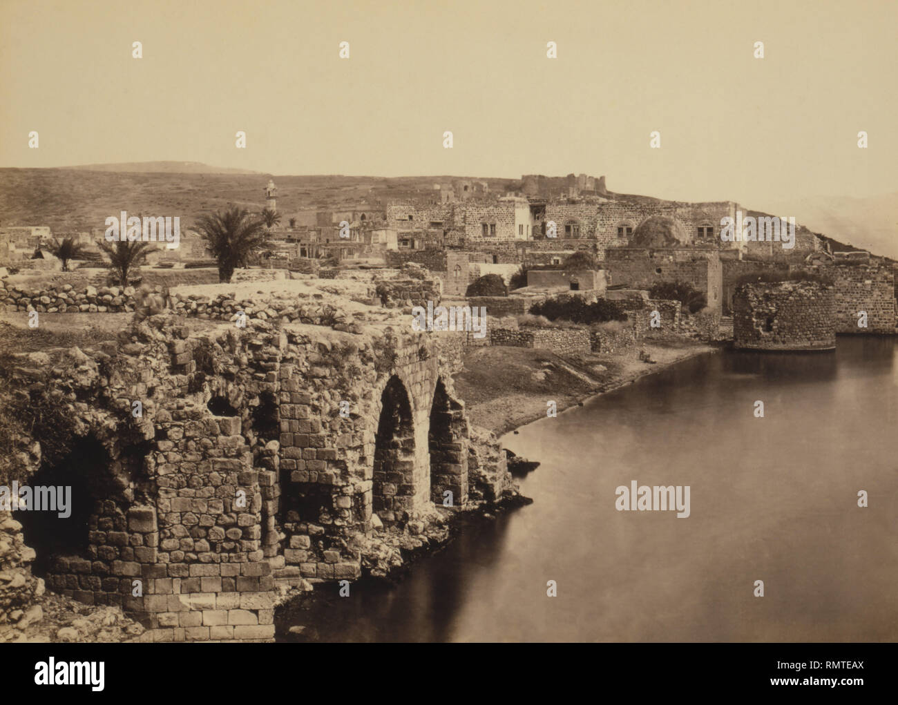 Tibériade vue depuis le sud avec ruines de mur et la mer le long de la Maçonnerie romaine rive du lac de Tibériade, Israël, Francis Frith, 1862 Banque D'Images