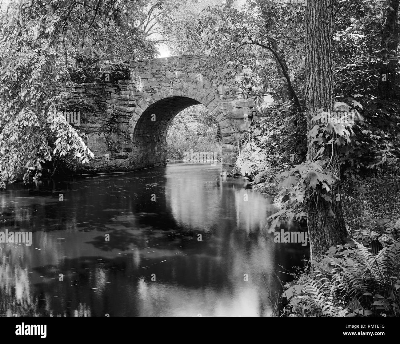 Stone Arch Bridge, South Hadley, Massachusetts, USA, Detroit Publishing Company, 1900 Banque D'Images
