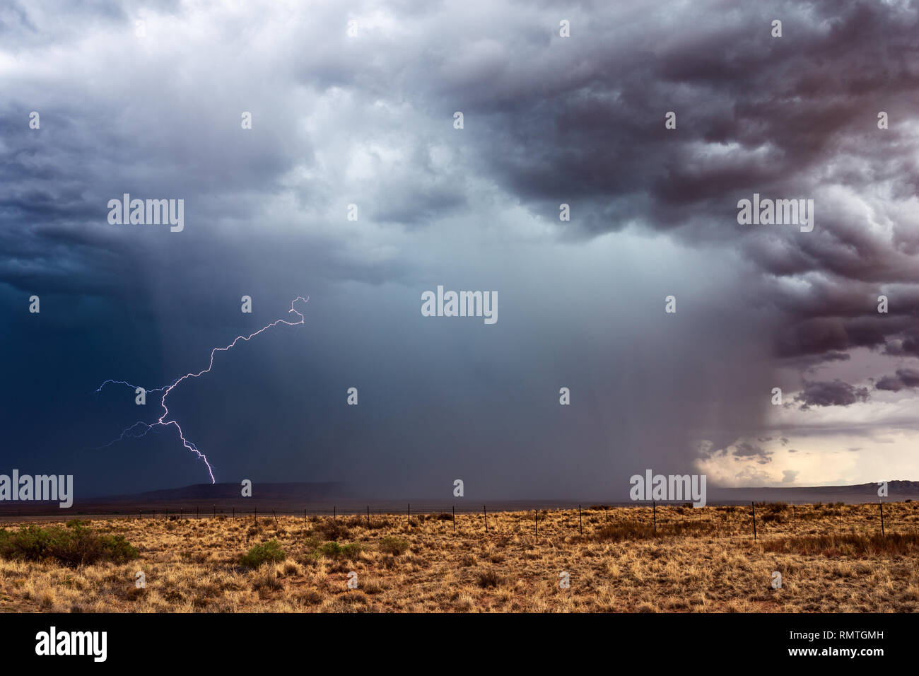 Orage nuages avec foudre et forte pluie près de Kykotsmovi Village, Arizona, Etats-Unis Banque D'Images
