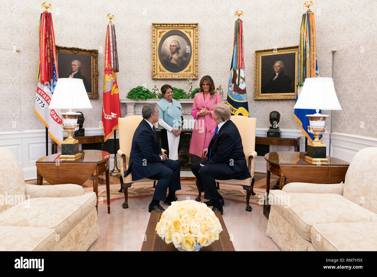 Président américain Donald Trump et la Première Dame Melania Trump rencontrez le président colombien Ivan Marquez Duque et son épouse Maria Juliana Ruiz dans le bureau ovale de la Maison Blanche, le 13 février 2019 à Washington, DC. Banque D'Images