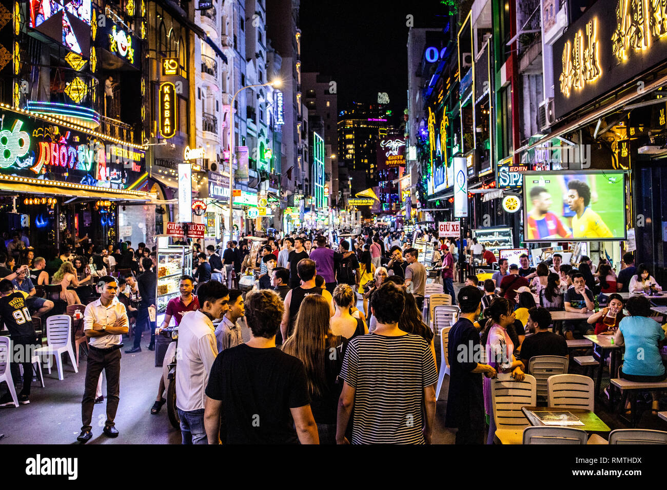 Vie nocturne zone de Pham Ngu Lao ou Pho Tay, Ho Chi Minh Ville ou Saigon, Vietnam Banque D'Images
