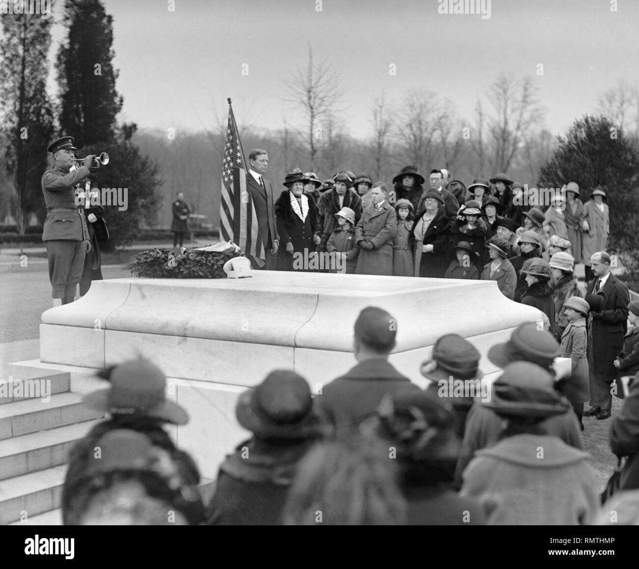 Les enfants de la Révolution américaine sur la Tombe du Soldat inconnu, le Cimetière National d'Arlington, Arlington, Virginia, USA, National Photo Company, 16 avril, 1923 Banque D'Images