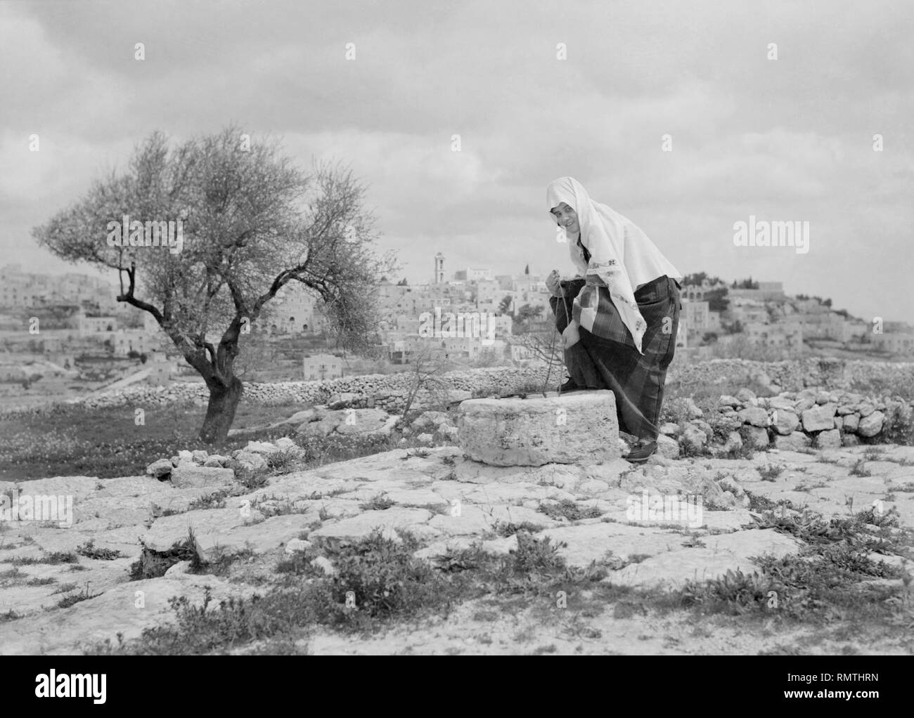 Femme de la récupération de l'eau du puits, Bethléem, Cisjordanie, Matson Photo Service, Mars 1945 Banque D'Images