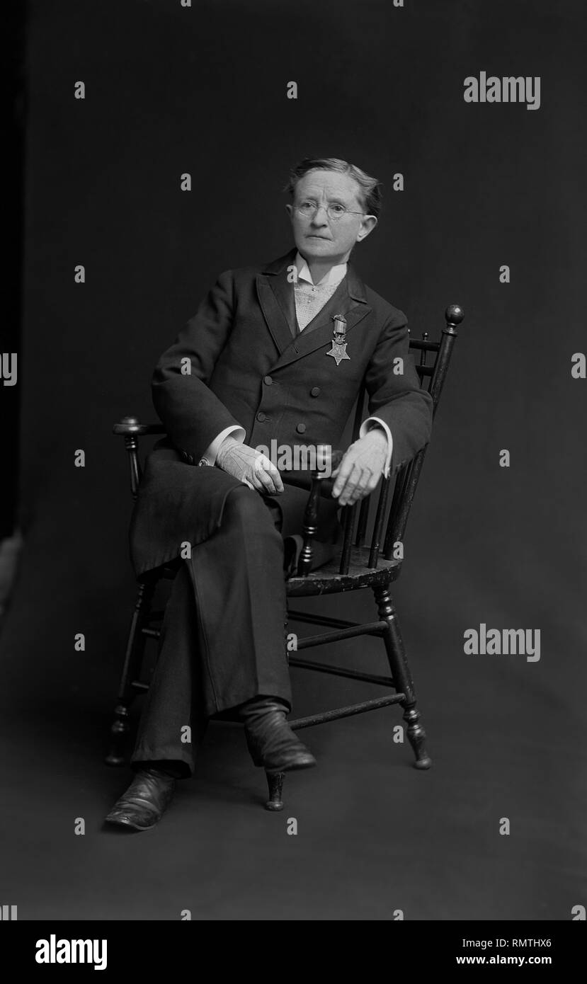 Chirurgien de guerre civile américaine Mary Edwards Walker, seule femme à recevoir une médaille d'honneur, un Portrait assis, par C.M. Bell, Washington DC, USA, 1911 Banque D'Images