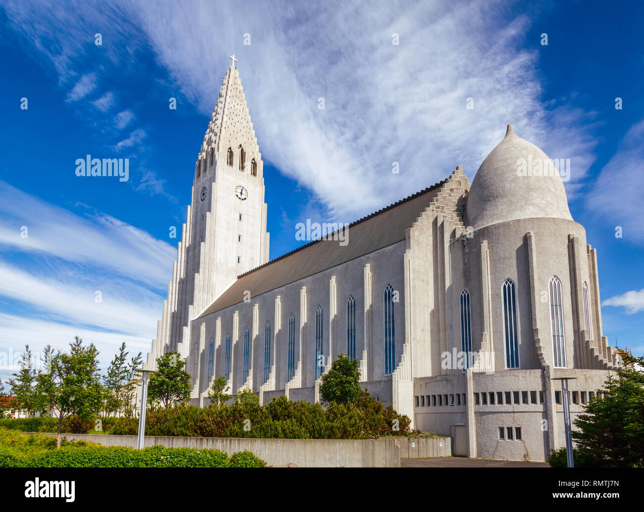 Style de l'architecture expressionniste (l'église de Hallgrimskirkja Hallgrímur) paroisse luthérienne église de Reykjavik, la Scandinavie, la plus grande église de Icelan Banque D'Images