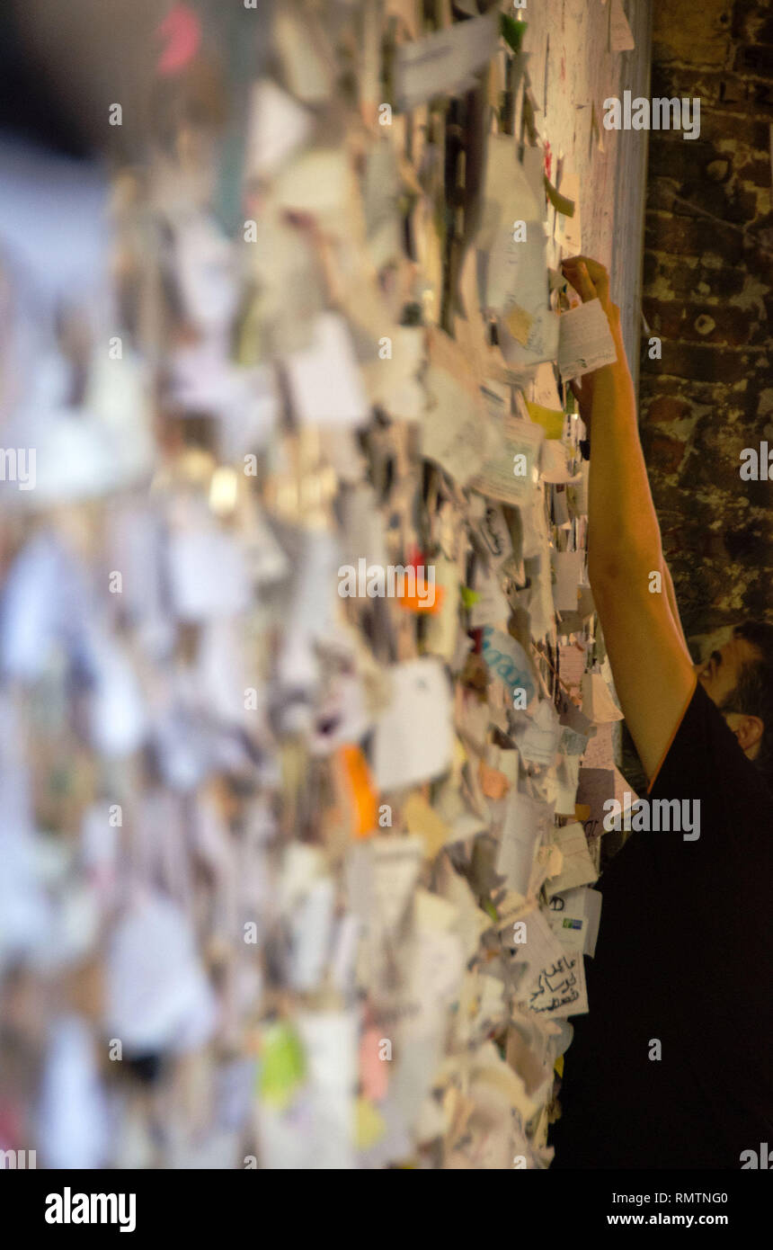 Peu d'amour note affichée sur le mur de la maison de Juliette drame écrit par shakesphere bâton noteswideclarations et de leur sentiment à leur amour ceux Banque D'Images