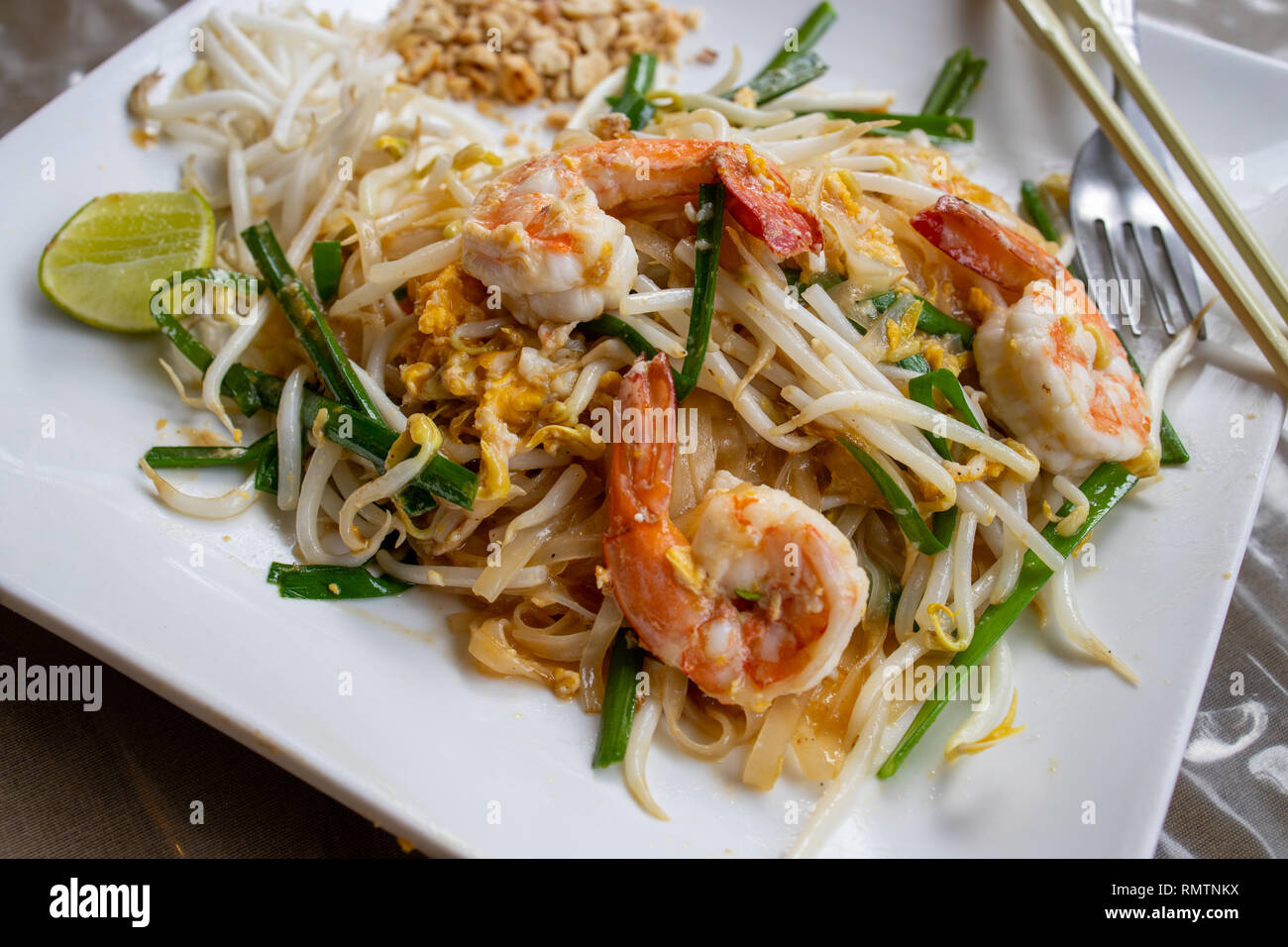 Nouilles thaï aux crevettes Paad, Infini Restaurant, Ko Tao, Thaialnd Banque D'Images