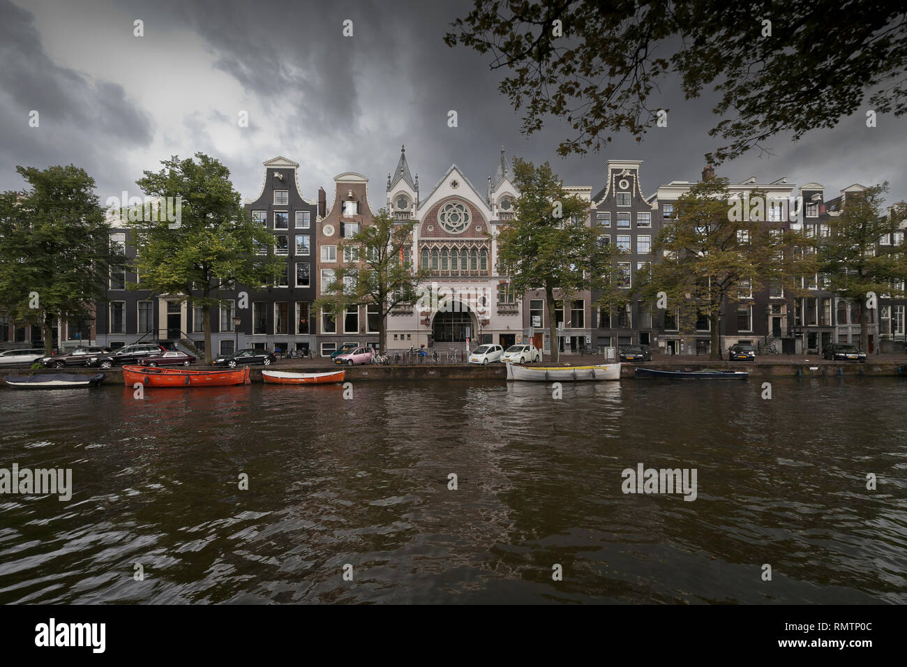 Vue sur le canal de canal typique maisons et bateaux à Amsterdam, Pays-Bas le jour un ciel couvert avec un ultra grand angle Banque D'Images