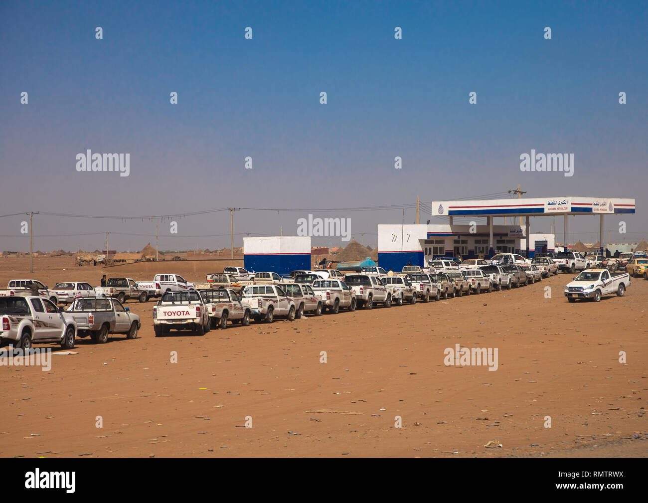 De soudanais dans leur voiture à la ligne d'attente à une station d'essence pendant la pénurie de carburant, l'État de Kassala, de Kassala, au Soudan Banque D'Images