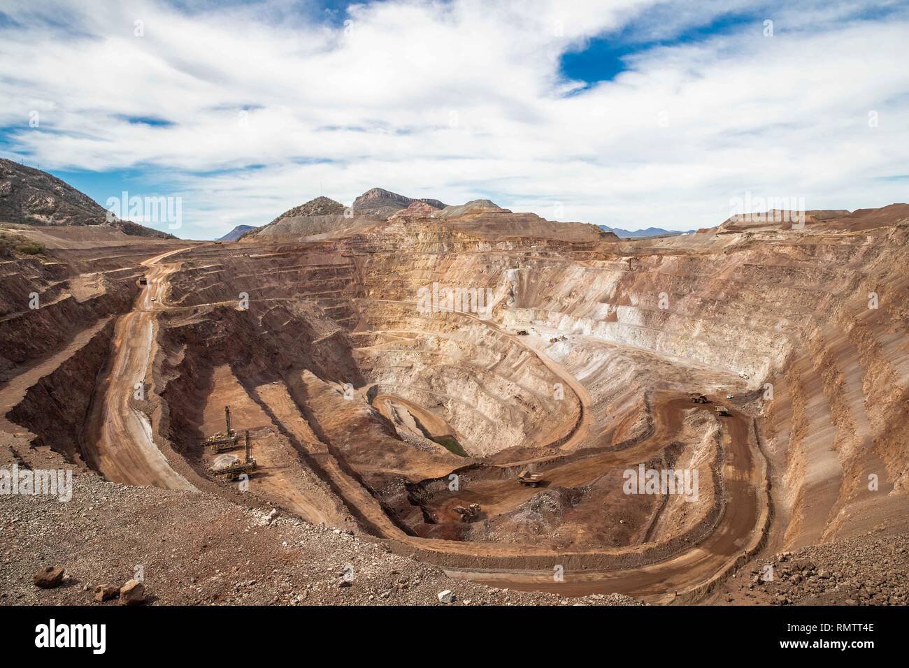 Vue panoramique de la mine à ciel ouvert de la mine d'or dans la région de Sonora, Mexique. vista panoramica del Tajo en abiernto un cielo mina de oro en Sonora, Mexique. Banque D'Images