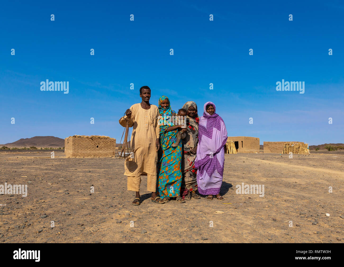 La famille arabe bédouin, dans le Nord de l'État, le désert de Bayouda, Soudan Banque D'Images