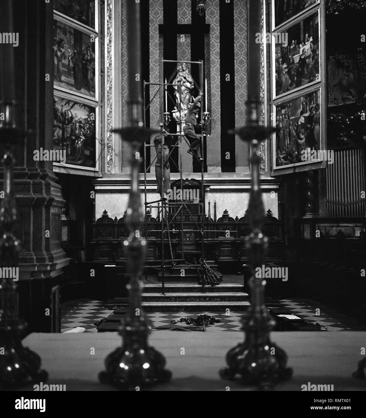 Autel MAIRE PINTADO POR FERNANDEZ YAÑEZ DE FERNADO ALMEDINA Y DE LOS LLANOS CON LA VIERGE DE PORTA COELI EN SU INTÉRIEUR - B/N - años 60. Emplacement : CATEDRAL-intérieur. Valence. L'ESPAGNE. Banque D'Images