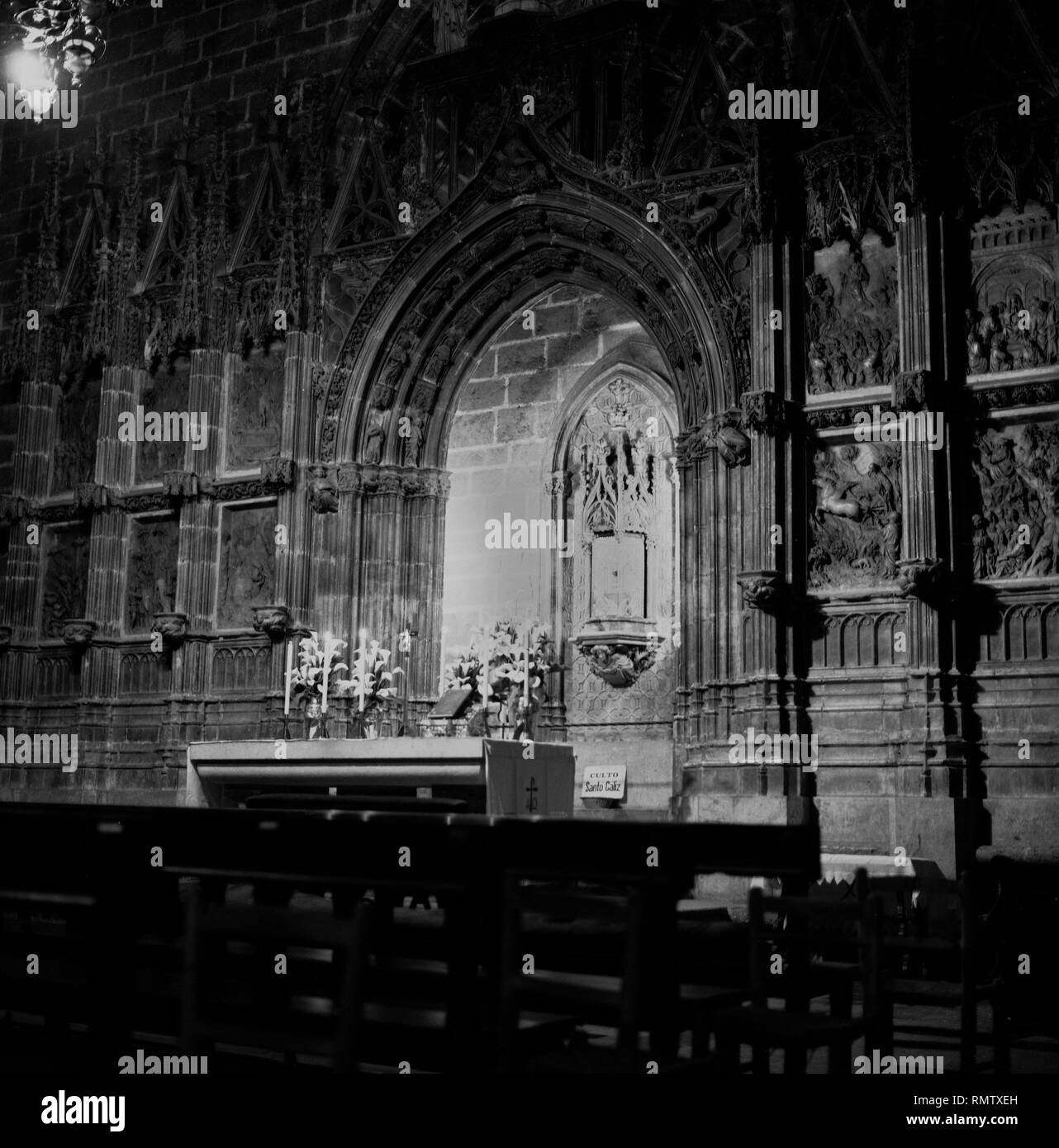 CAPILLA DEL SANTO CALIZ - FLAMIGERO ALTORRELIEVES RETABLO GOTICO CON DE ALABASTRO DE GIULIANO POGGIBONSI - Siglo XV - B/N - años 60. Auteur : ANTONIO DALMAU / FLORENTI JULIA. Emplacement : CATEDRAL-intérieur. Valence. L'ESPAGNE. Banque D'Images