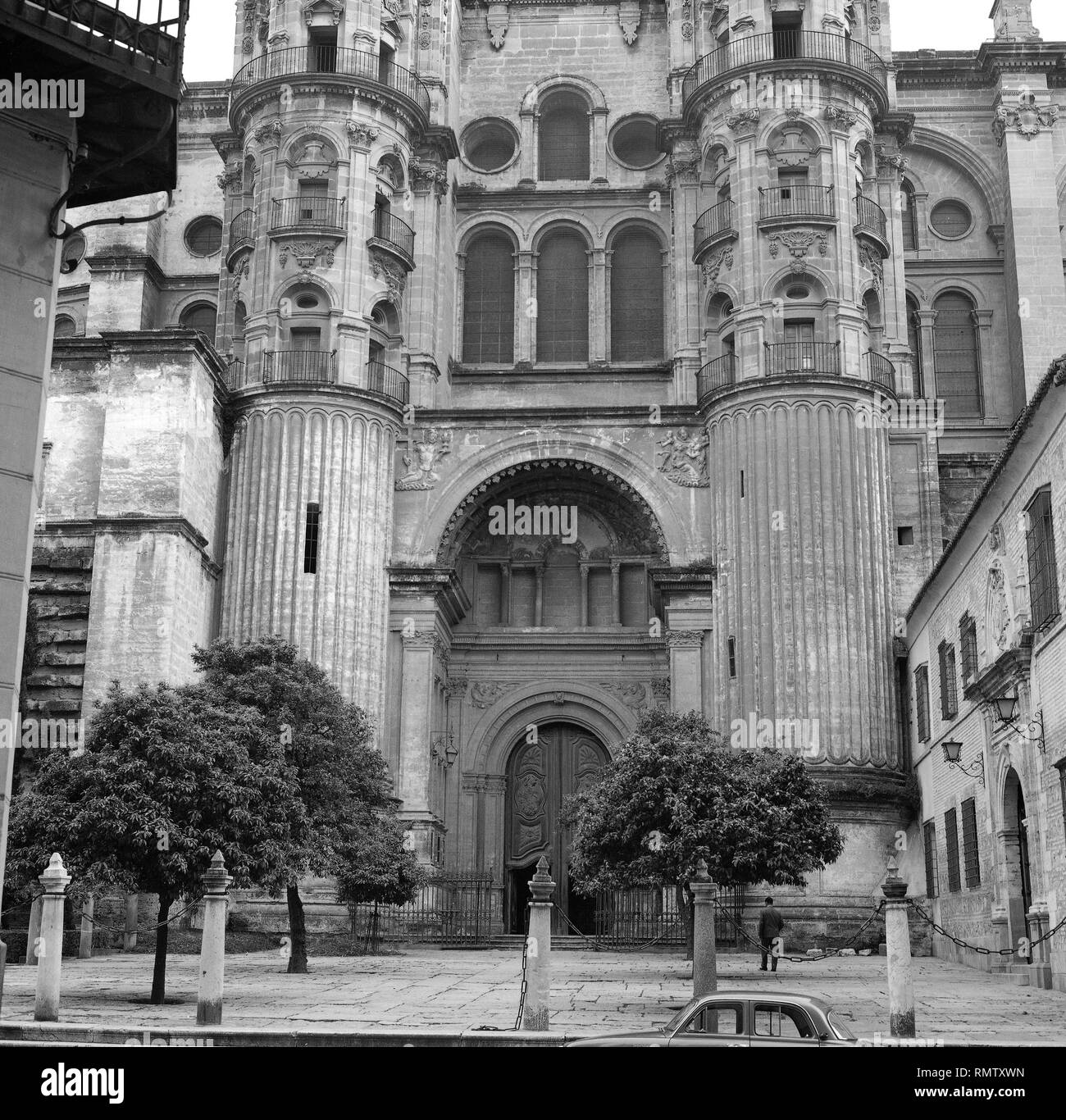 PUERTA DE LAS CADENAS SITUADO EN EL CRUCERO NORTE - LA PARTE BAJA REALIZADA EN EL SIGLO XVI Y LA PARTE SUPERIOR DEL SIGLO XVIII - B/N - años 60. Emplacement : CATEDRAL DE LA ENCARNACION. L'ESPAGNE. Banque D'Images