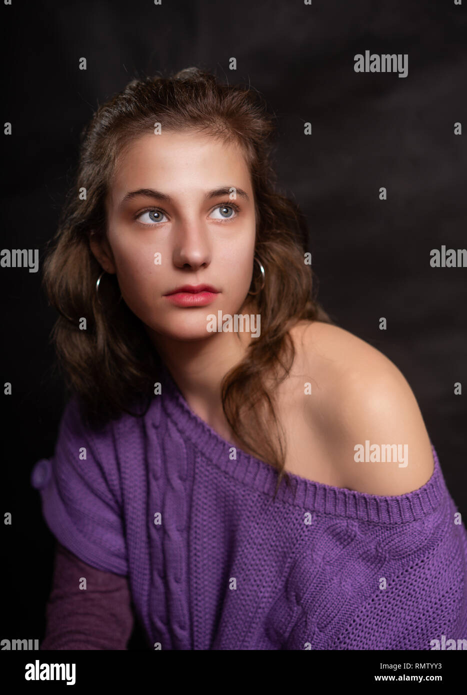Jeune femme sur fond noir Banque de photographies et d’images à haute résolution Alamy