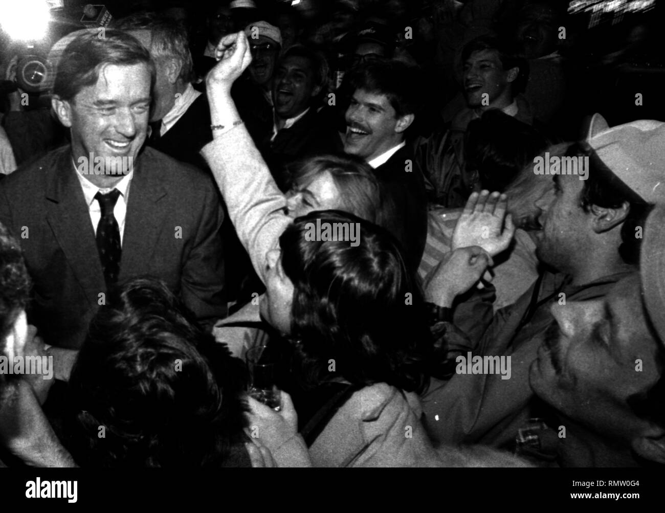 L'ancien gouverneur du Massachusetts Bill Weld a annoncé qu il allait se présenter contre le Président Donald Trump pour la nomination présidentielle des Républicains en 2020. Sur cette photo, Massachusetts Gouverneur Bill Weld (R) lors d'un événement de campagne à Foley's Tavern à Boston MA USA photo de Bill Belknap 1995 Banque D'Images