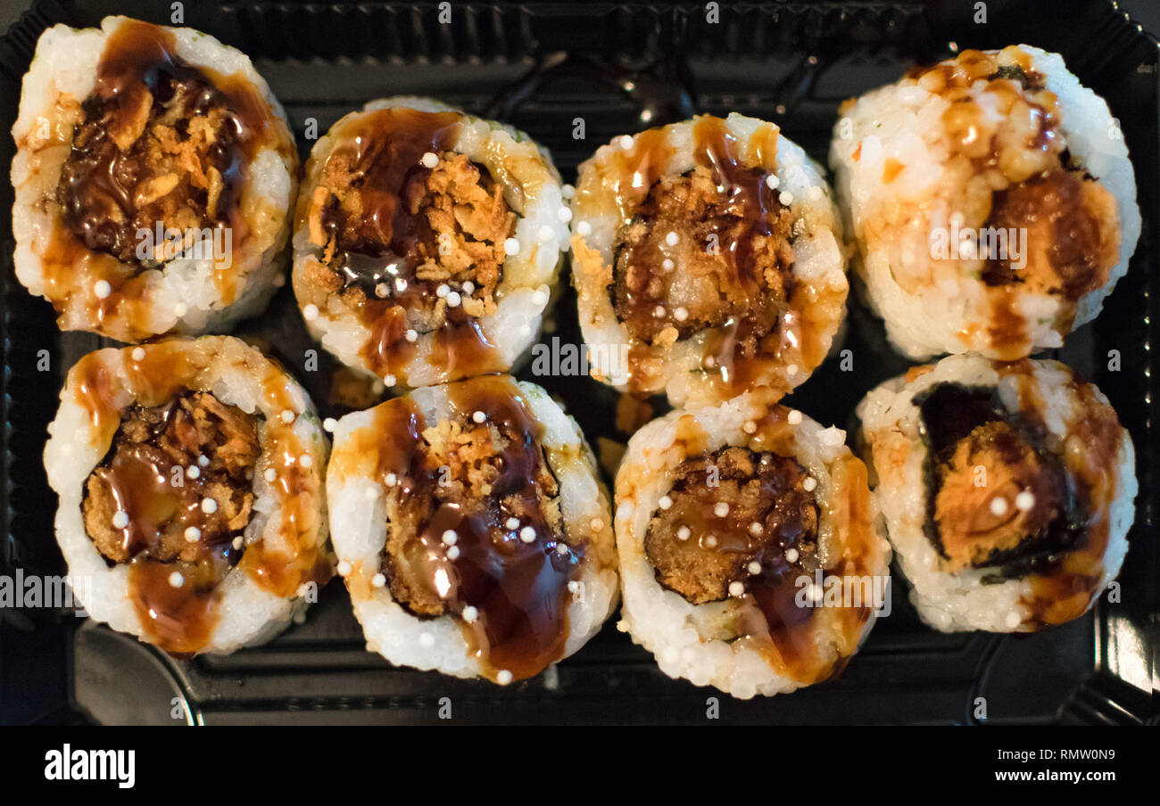 Vue rapprochée de sushis de poulet teriyaki servi sur plateau noir Banque D'Images