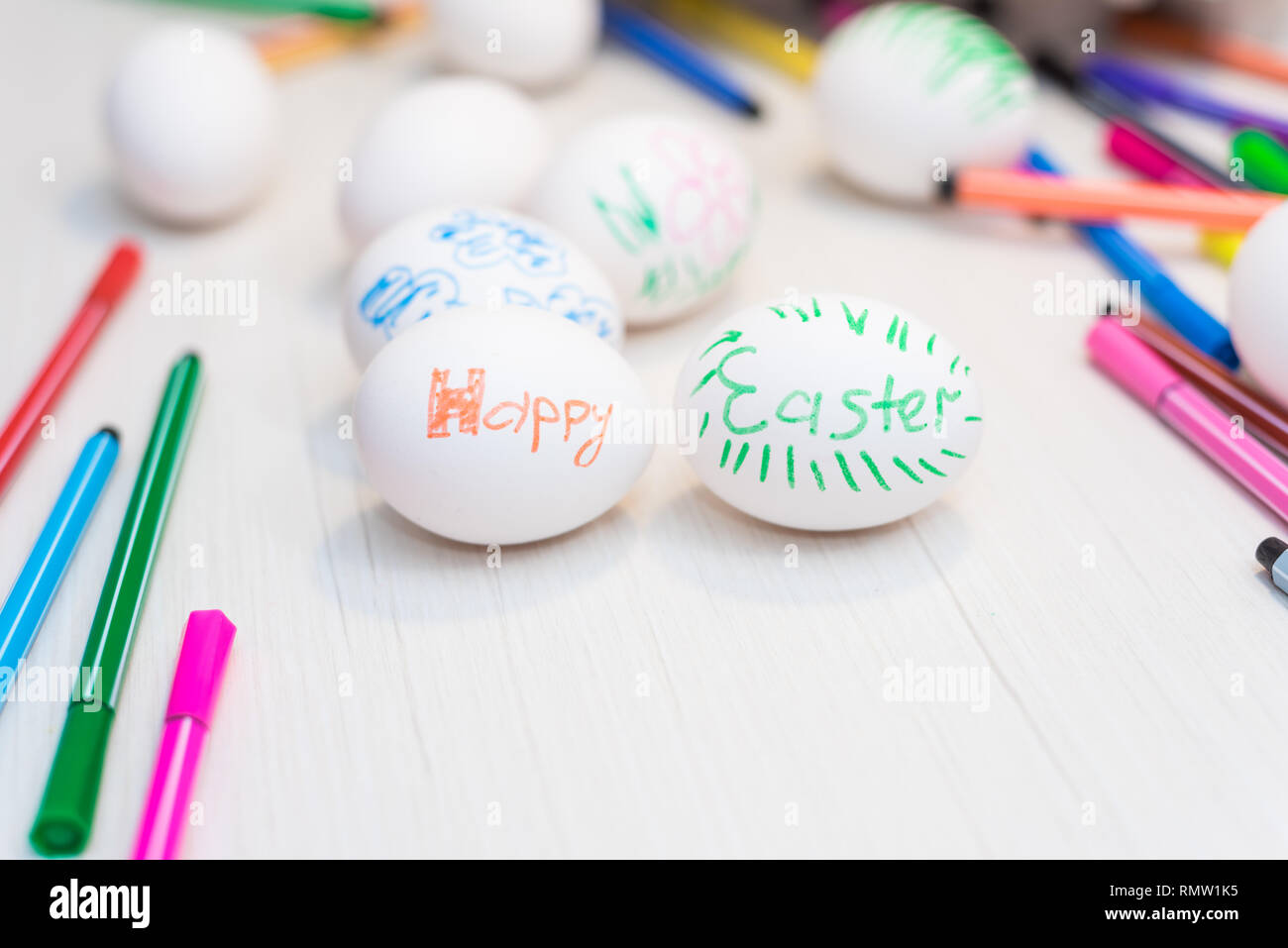Les oeufs de pâques sont sur la table avec des feutres de couleur.. Idées de Pâques. L'espace pour le texte. Bac d'oeufs Joyeuses Pâques. Banque D'Images