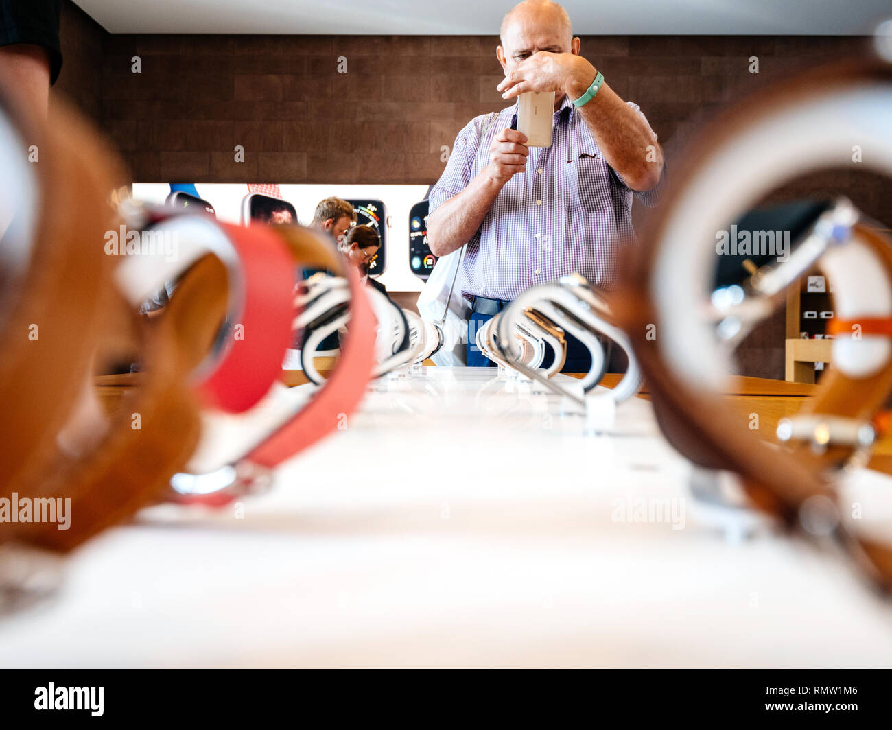 STRASBOURG, FRANCE - Sep 21, 2018 : Apple Store avec des clients masculins à admirer la nouvelle série 4 regarder les derniers dispositifs portables avec sangles diverses prendre photo sur smartphone Nokia Banque D'Images