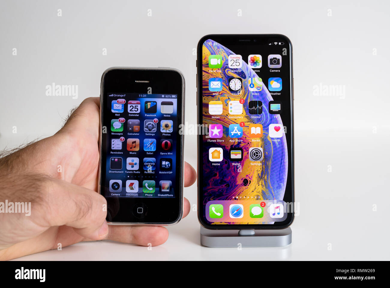 PARIS, FRANCE - Sep 25, 2018 : comparer nouvel iPhone Xs et Xs Max modèle de smartphone par ordinateurs Apple close up avec vintage iPhone 3GS à partir de 2008 Banque D'Images
