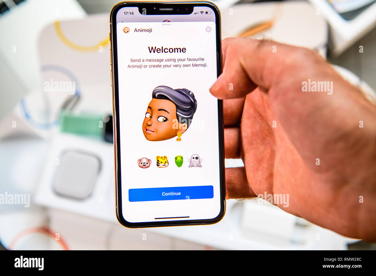 PARIS, FRANCE - Sep 24, 2018 : Déballage de l'iPhone Xs Max avec démonstration de l'application Messagerie avec nouveau Animoji Memoji dispose de caractères - la réalité augmentée de la communication créent très ethncity femme noir propre Banque D'Images