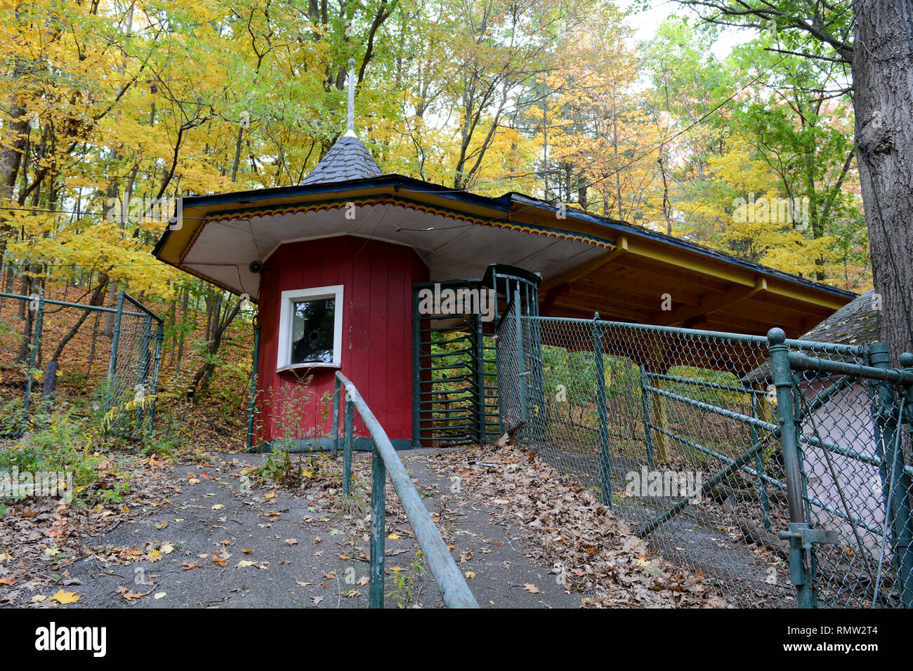 Billet de train stand et fenêtre à un jeu de Catskill abandonné Ferme Banque D'Images