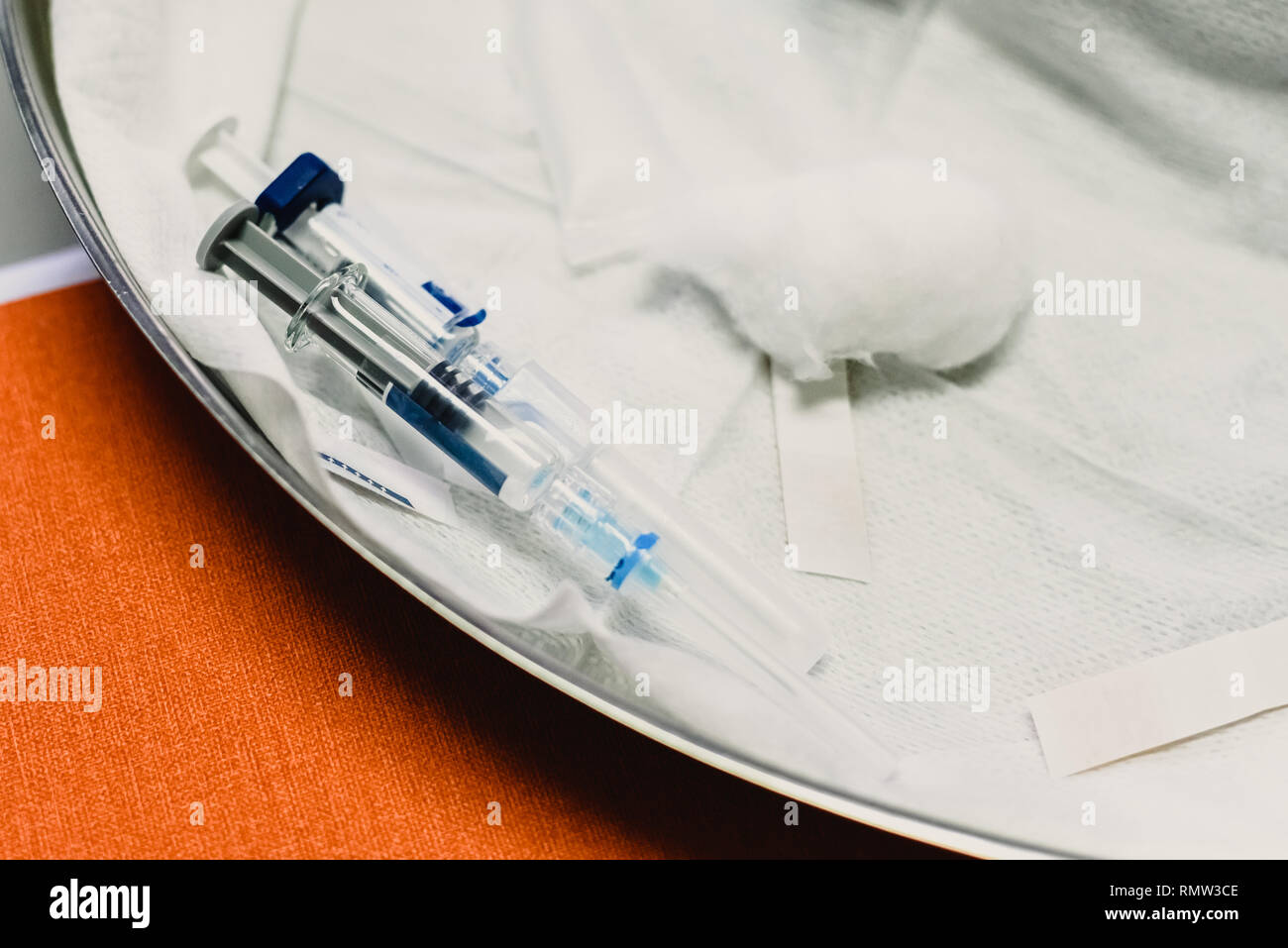 Seringue Avec La Diphterie Tetanos Coqueluche Hepatite B La Poliomyelite Et Le Vaccin Contre Haemophilus Dans Un Pediatre Avant L Injection D Un Bebe Photo Stock Alamy