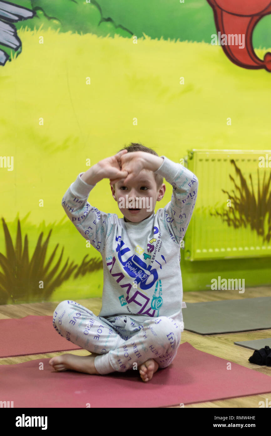 Les enfants faire du yoga en pyjama avec un enseignant professionnel. Banque D'Images