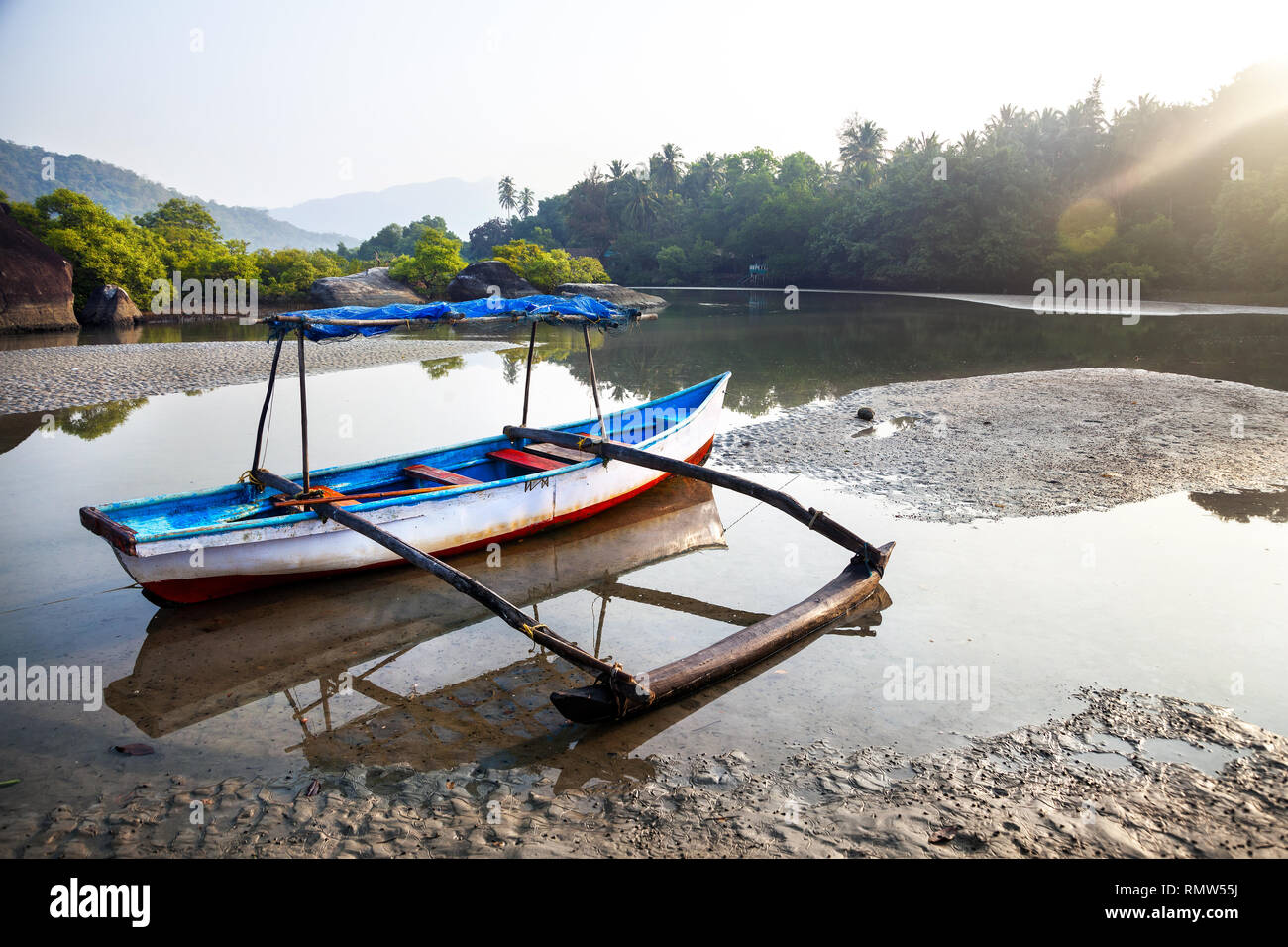 Bateau de pêcheur sur le fleuve à la plage de Palolem à Goa, Inde Banque D'Images