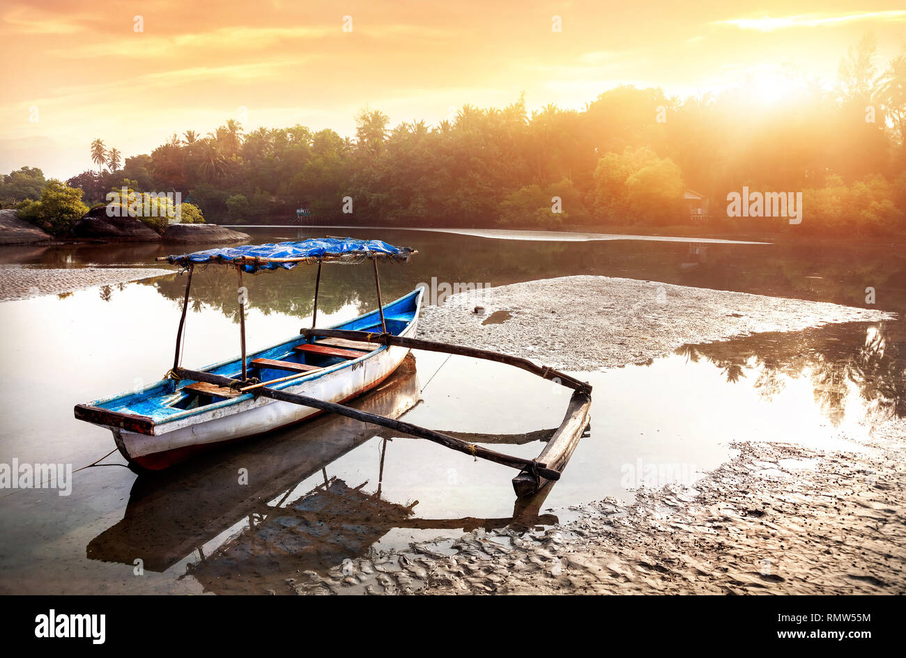 Bateau de pêcheur sur le fleuve au lever du soleil de plage de Palolem à Goa, Inde Banque D'Images