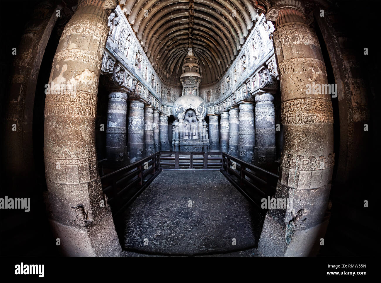 Statue de Bouddha dans l'ancienne Ajanta grotte près de Aurangabad, Maharashtra, Inde Banque D'Images