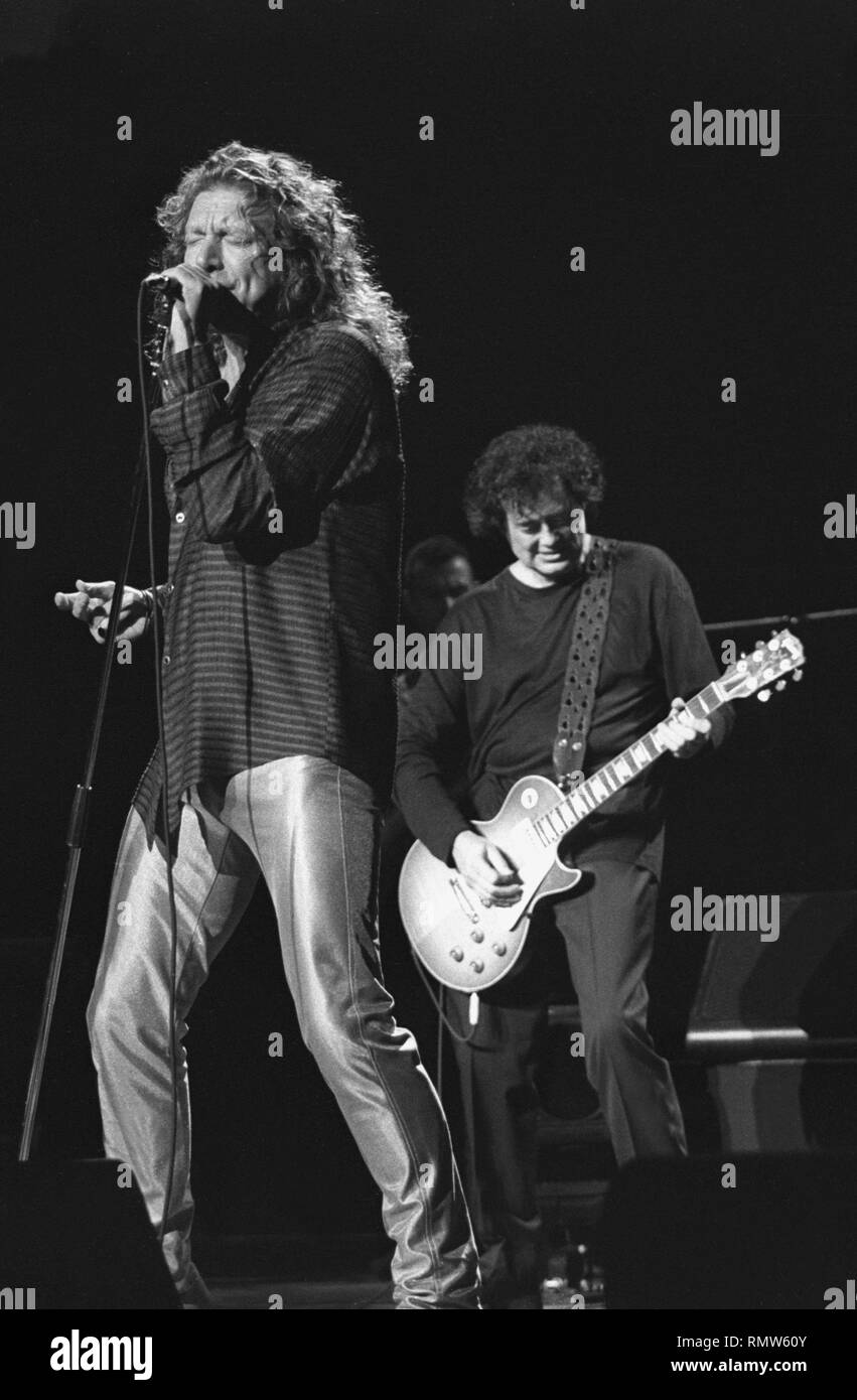 Chanteur Robert Plant et le guitariste Jimmy Page sont présentés sur scène pendant un concert en direct de l'apparence avec la page et de l'usine. Banque D'Images